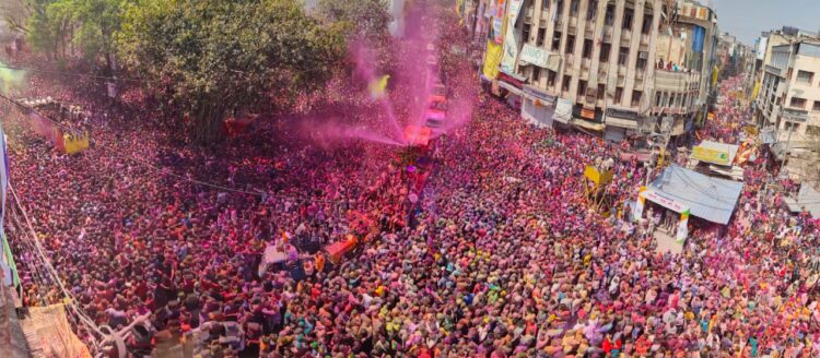 Indore ki rangarang Ger Jab sadkon par aasman tak udta hai gulaal, aur chhaton se hota hai dhamaal-DailyScoopIndia