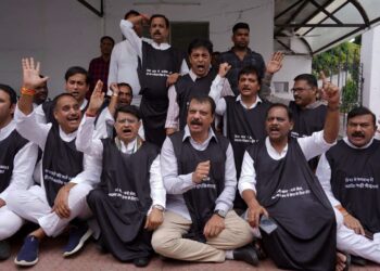 कांग्रेस ने मंत्री विजय शाह को हटाने की मांग की, राजभवन के बाहर तेज धूप में बैठे नेता प्रतिपक्ष 