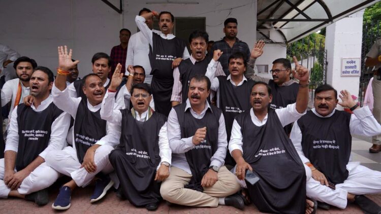 कांग्रेस ने मंत्री विजय शाह को हटाने की मांग की, राजभवन के बाहर तेज धूप में बैठे नेता प्रतिपक्ष