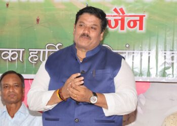 ट्रांसफर और गन लाइसेंस के लिए सांसद जी के आस पास दिख मत जाना, उज्जैन सांसद अनिल फिरोजिया ने लगाया ऑफिस में पर्चा