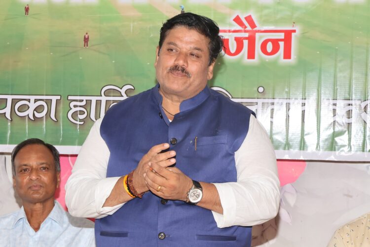 ट्रांसफर और गन लाइसेंस के लिए सांसद जी के आस पास दिख मत जाना, उज्जैन सांसद अनिल फिरोजिया ने लगाया ऑफिस में पर्चा