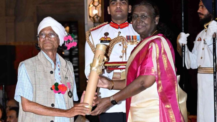 कला का जादूगर! पंडी राम मंडावी की बस्तर बांसुरी और शिल्पकला दोनो ने जीता दिल, पद्मश्री से हुए सम्मानित!