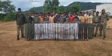 बलरामपुर: भरमार बंदूकों का खजाना देख पुलिस की आंखें   फटी रह गईं, गांव वालों के घरों से मिले देसी तमंचे!