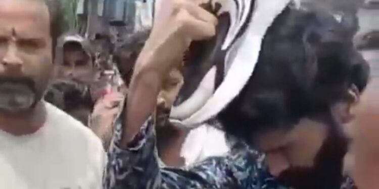 एमपी में नया ‘इंसाफ’? युवक के सिर पर जूते रखवाकर मंगवाई माफ़ी गई माफी, वीडियो वायरल