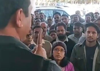 “आपको क्या लगता है 60-70 लोग खड़े हो जाएंगे तो मैं दब जाऊंगा? ऐसा नहीं होगा” – दतिया कलेक्टर की दो टूक, पटवारियों को कड़ी फटकार