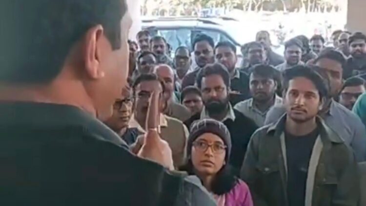 “आपको क्या लगता है 60-70 लोग खड़े हो जाएंगे तो मैं दब जाऊंगा? ऐसा नहीं होगा” – दतिया कलेक्टर की दो टूक, पटवारियों को कड़ी फटकार