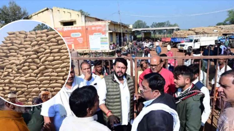 बेमेतरा में धान खरीदी की लिमिट नहीं बढ़ाने पर कांग्रेस ने किया बवाल, 129 समितियों में लगाया ताला