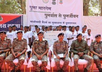 बस्तर में नक्सलवाद को बड़ा झटका, 64 लाख के इनामी 26 नक्सलियों ने किया सरेंडर