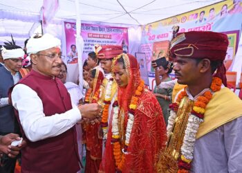 अबूझमाड़ के जंगलों से मंडप तक: 4 पूर्व नक्सली जोड़ों ने रचाई शादी, CM साय ने दिया आशीर्वाद