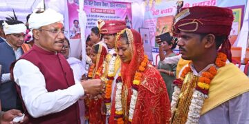 अबूझमाड़ के जंगलों से मंडप तक: 4 पूर्व नक्सली जोड़ों ने रचाई शादी, CM साय ने दिया आशीर्वाद