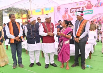 फॉरच्यूनर छोड़ अबूझमाड़ की बस पर चढ़े CM साय, नारायणपुर के कुरुसनार पहुंचे और वही से दिए महतारी वंदन की 24वीं किस्त