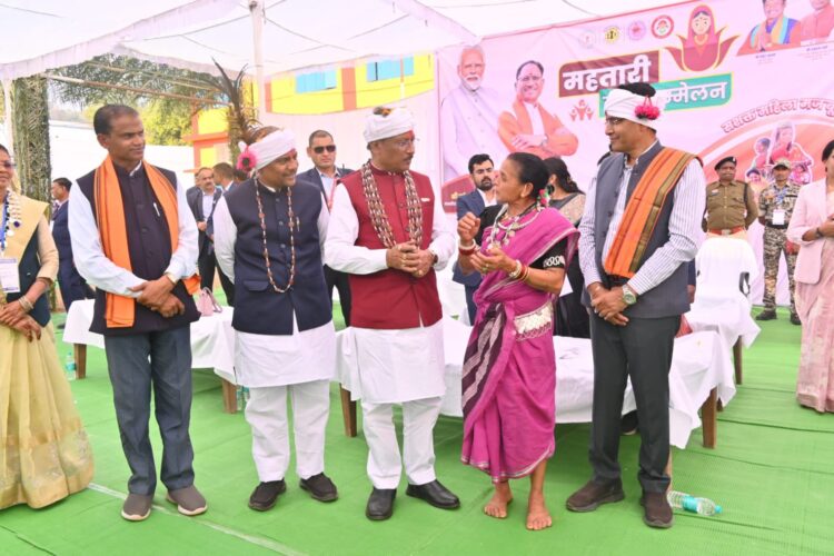 फॉरच्यूनर छोड़ अबूझमाड़ की बस पर चढ़े CM साय, नारायणपुर के कुरुसनार पहुंचे और वही से दिए महतारी वंदन की 24वीं किस्त