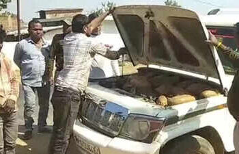 कवर्धा: चार पहिए के इंजन में गांजा छुपाकर ले जा रहे थे, पुलिस ने खोला बोनट तो उड़ गए होश