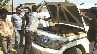 कवर्धा: चार पहिए के इंजन में गांजा छुपाकर ले जा रहे थे, पुलिस ने खोला बोनट तो उड़ गए होश