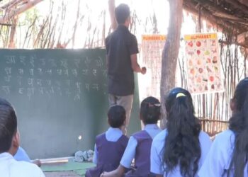 सुकमा के ‘नक्सलगढ़’ में अब धमाके नहीं, स्कूल की घंटियां गूंज रहीं: 20 साल बाद बंद स्कूलों में लौटी रौनक