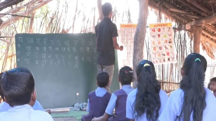 सुकमा के ‘नक्सलगढ़’ में अब धमाके नहीं, स्कूल की घंटियां गूंज रहीं: 20 साल बाद बंद स्कूलों में लौटी रौनक