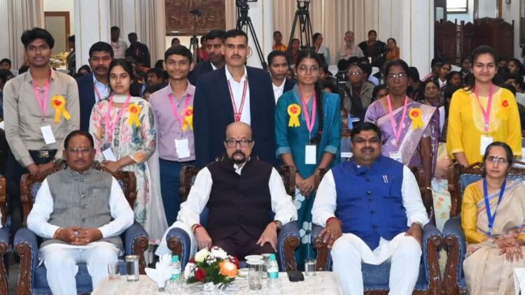 बोर्ड टॉपर्स पर बरसा इनाम: 239 होनहारों को मिले 1.5-1.5 लाख रुपए, राज्यपाल और CM ने थपथपाई पीठ