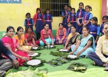 धमतरी में ‘स्वाद’ और ‘संस्कार’ का संगम: न्योता भोज में बच्चों ने चखी अंगाकर रोटी, 203 स्कूलों तक पहुंची साहू दंपति की यह मुहिम