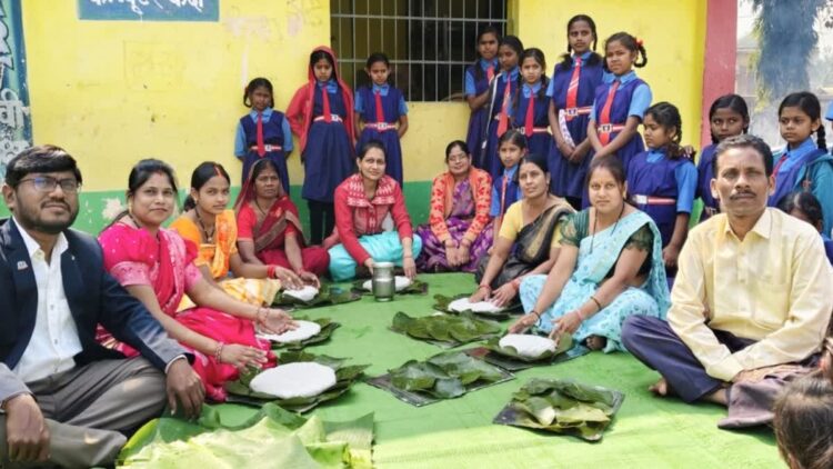 धमतरी में ‘स्वाद’ और ‘संस्कार’ का संगम: न्योता भोज में बच्चों ने चखी अंगाकर रोटी, 203 स्कूलों तक पहुंची साहू दंपति की यह मुहिम