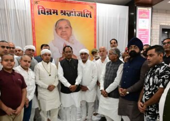 बिलासपुर: सीएम साय ने संत लाल दास साहेब की माताजी को दी श्रद्धांजलि, सिंधु अमरधाम आश्रम पहुंचकर जताया शोक