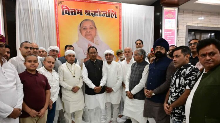 बिलासपुर: सीएम साय ने संत लाल दास साहेब की माताजी को दी श्रद्धांजलि, सिंधु अमरधाम आश्रम पहुंचकर जताया शोक