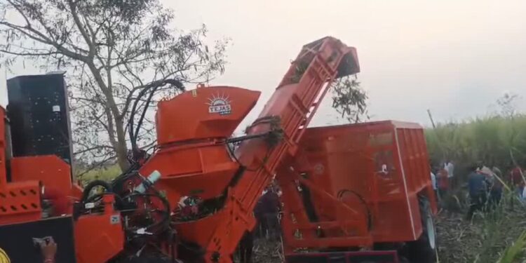 छत्तीसगढ़ के किसानों को बड़ी सौगात: पहली बार आई ‘गन्ना हार्वेस्टर’ मशीन, कटाई की लागत में होगी 30% की कमी 