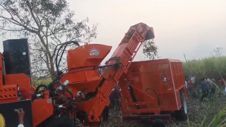 छत्तीसगढ़ के किसानों को बड़ी सौगात: पहली बार आई ‘गन्ना हार्वेस्टर’ मशीन, कटाई की लागत में होगी 30% की कमी 