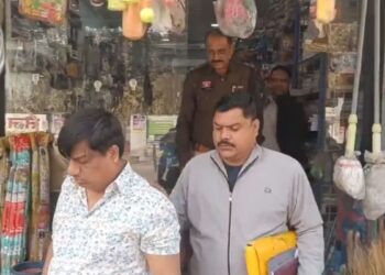 अंबिकापुर में मोबाइल दुकान की आड़ में ई-सिगरेट और विदेशी चाकुओं का जखीरा बरामद, पुलिस की बड़ी कार्रवाई