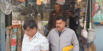 अंबिकापुर में मोबाइल दुकान की आड़ में ई-सिगरेट और विदेशी चाकुओं का जखीरा बरामद, पुलिस की बड़ी कार्रवाई