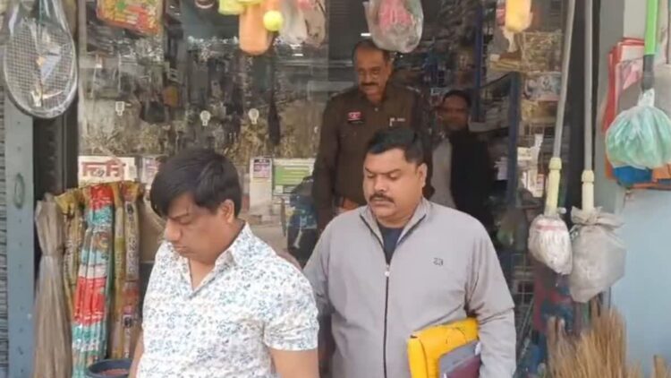 अंबिकापुर में मोबाइल दुकान की आड़ में ई-सिगरेट और विदेशी चाकुओं का जखीरा बरामद, पुलिस की बड़ी कार्रवाई