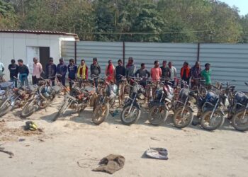 अमेरा कोयला खदान में पुलिस की सर्जिकल स्ट्राइक: दबंगई दिखाने वाले ‘बाइकर्स गैंग’ के 21 सदस्य गिरफ्तार, 1.5 टन कोयला और 32 वाहन जब्त