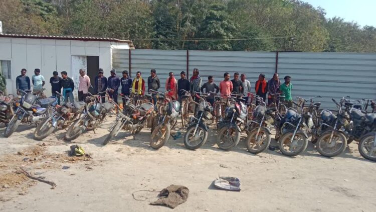 अमेरा कोयला खदान में पुलिस की सर्जिकल स्ट्राइक: दबंगई दिखाने वाले ‘बाइकर्स गैंग’ के 21 सदस्य गिरफ्तार, 1.5 टन कोयला और 32 वाहन जब्त