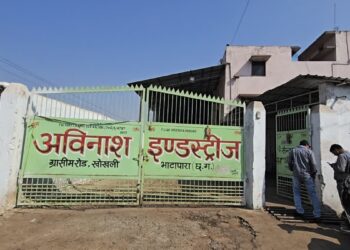 भाटापारा: ‘युवराज पोहा’ की पैकिंग का वीडियो वायरल, गंदगी के बीच काम करते दिखे कर्मचारी; उठे सवाल