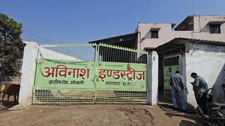 भाटापारा: ‘युवराज पोहा’ की पैकिंग का वीडियो वायरल, गंदगी के बीच काम करते दिखे कर्मचारी; उठे सवाल