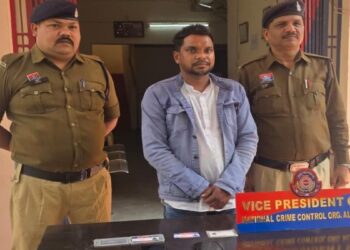 धमतरी में ‘फर्जी CID अफसर’ गिरफ्तार: स्कॉर्पियो पर लिखवाया था Vice President, टोल बचाने और रौब झाड़ने के लिए बनाया था फेक ID