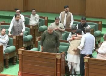 1 साल बाद विधानसभा पहुंचे कवासी लखमा: BJP नेताओं से गले मिले, रमन सिंह ने ‘नो स्पीच’ जैसी इन शर्तों पर दी एंट्री