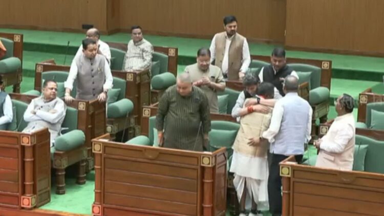 1 साल बाद विधानसभा पहुंचे कवासी लखमा: BJP नेताओं से गले मिले, रमन सिंह ने ‘नो स्पीच’ जैसी इन शर्तों पर दी एंट्री