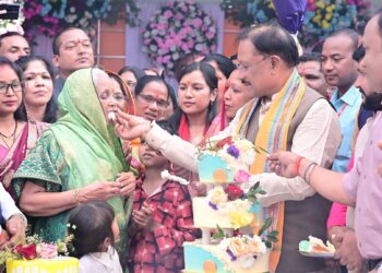 CM विष्णुदेव साय का 62वां जन्मदिन: बगिया 80 वर्षीय मां के साथ जन्मदिन मनाने पहुंचे मुख्यमंत्री, मां ने तिलक लगाकर उतारी आरती और सुनाई सत्यनारायण कथा