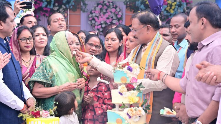 CM विष्णुदेव साय का 62वां जन्मदिन: बगिया 80 वर्षीय मां के साथ जन्मदिन मनाने पहुंचे मुख्यमंत्री, मां ने तिलक लगाकर उतारी आरती और सुनाई सत्यनारायण कथा
