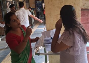 CGPSC परीक्षा में भारी सख्ती: मेटल डिटेक्टर से हुई चेकिंग, केवल मंगलसूत्र और नोज पिन की अनुमति; जूते-घड़ी पर भी बैन