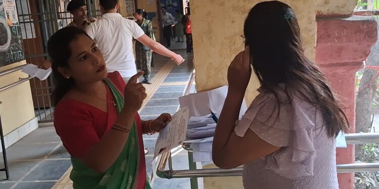 CGPSC परीक्षा में भारी सख्ती: मेटल डिटेक्टर से हुई चेकिंग, केवल मंगलसूत्र और नोज पिन की अनुमति; जूते-घड़ी पर भी बैन