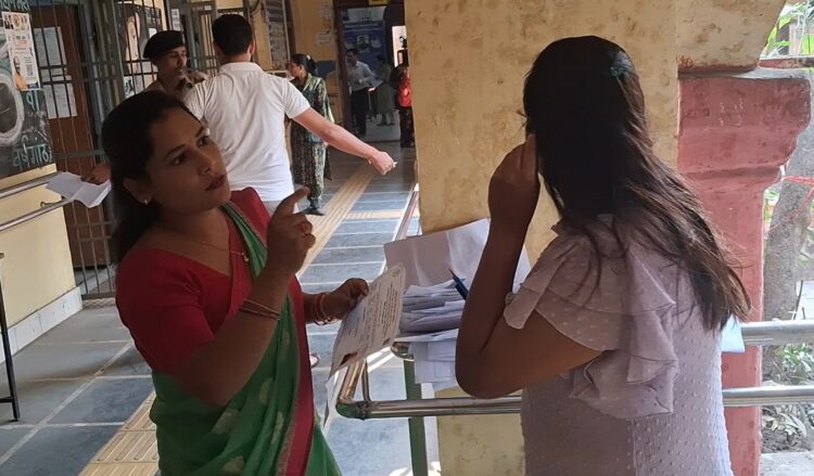 CGPSC परीक्षा में भारी सख्ती: मेटल डिटेक्टर से हुई चेकिंग, केवल मंगलसूत्र और नोज पिन की अनुमति; जूते-घड़ी पर भी बैन