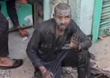 बिलासपुर में नाले के स्लैब में फंसा युवक: हाथ बाहर निकाल कर मांगी मदद, JCB से दीवार तोड़कर सुरक्षित निकाला गया