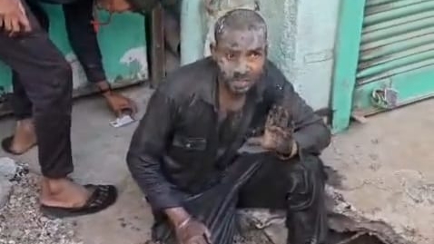 बिलासपुर में नाले के स्लैब में फंसा युवक: हाथ बाहर निकाल कर मांगी मदद, JCB से दीवार तोड़कर सुरक्षित निकाला गया
