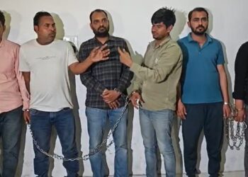 रायपुर में GATE परीक्षा के ‘हाई-टेक’ नकल गिरोह का पर्दाफाश: जूतों में छिपाए थे ब्लूटूथ डिवाइस, हरियाणा के 6 आरोपी गिरफ्तार