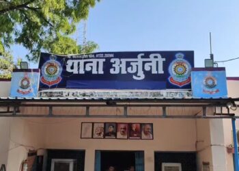 धमतरी: स्कूल की दीवार फांदकर घुसा सनकी युवक, तीसरी कक्षा के मासूम को लाठी से पीटा; अस्पताल में भर्ती
