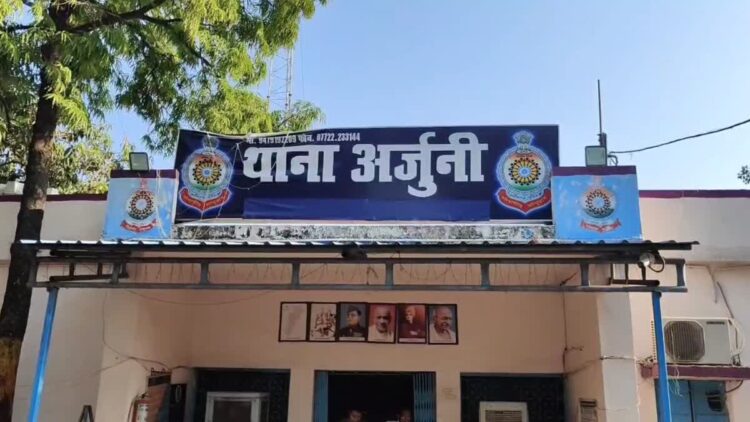 धमतरी: स्कूल की दीवार फांदकर घुसा सनकी युवक, तीसरी कक्षा के मासूम को लाठी से पीटा; अस्पताल में भर्ती