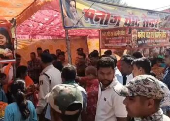 चरोदा के प्राचीन शिव मंदिर मेले में विवाद: हिंदू संगठनों का दुकानदारों पर पहचान छिपाकर व्यापार करने का आरोप, निगम ने जब्त किया ठेला