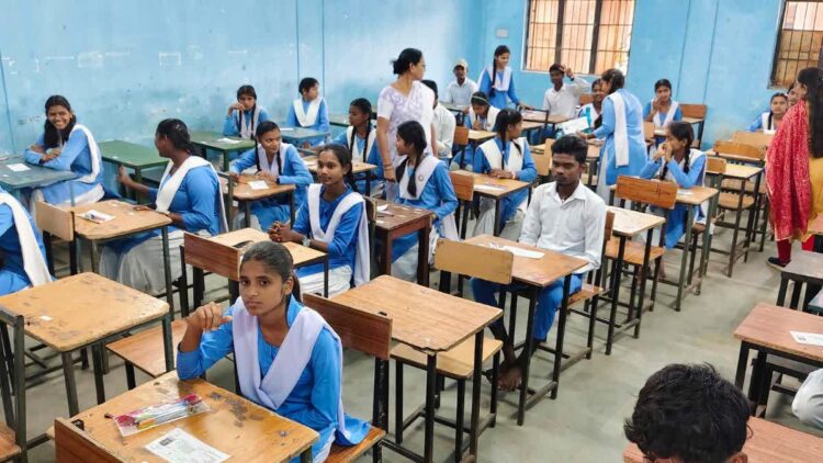 धमतरी: कड़ी सुरक्षा के बीच 12वीं बोर्ड की परीक्षा शुरू; भूगोल और भौतिक शास्त्र के पेपर के साथ हुआ आगाज, कल से 10वीं के एग्जाम