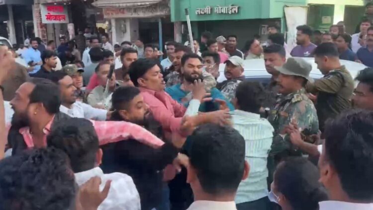 अंबिकापुर में लोकतंत्र के चौथे स्तंभ पर प्रहार: कवरेज कर रहे पत्रकार की पिटाई, थाने के घेराव के बाद भाजपा से जुड़े 3 लोगों पर FIR